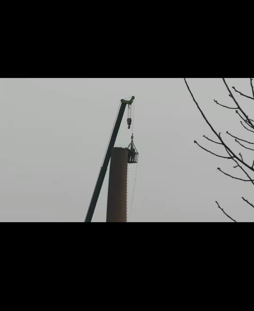 石家庄50米烟囱拆除项目施工中